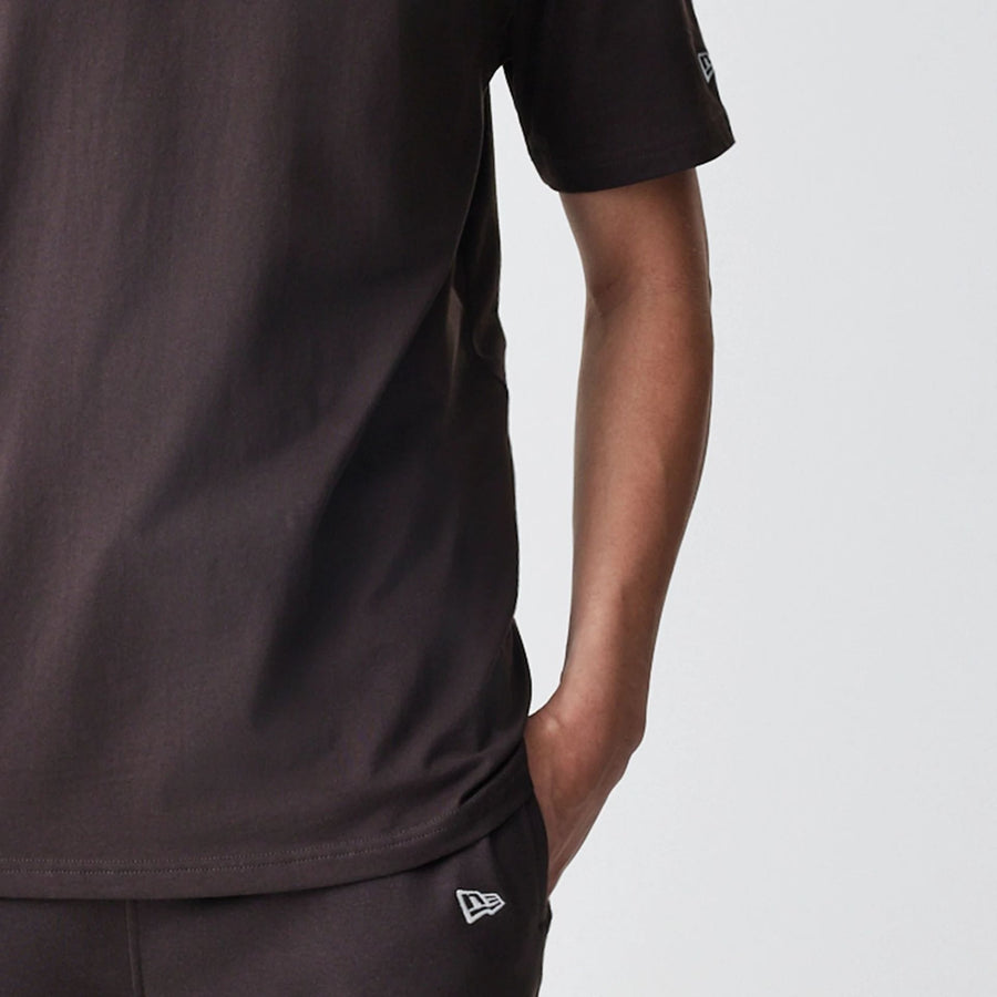 The Male model is wearing New York Yankees MLB Midi League Essential Dark Brown Oversized T-Shirt  6