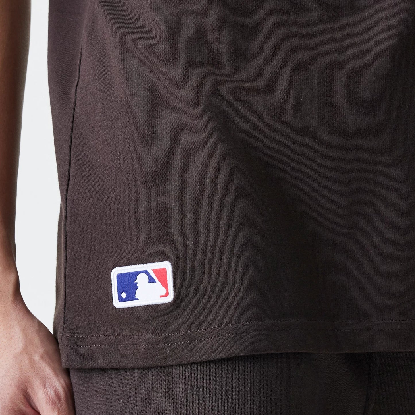 The Male model is wearing New York Yankees MLB Midi League Essential Dark Brown Oversized T-Shirt 7