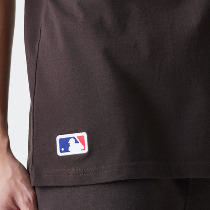 The Male model is wearing New York Yankees MLB Midi League Essential Dark Brown Oversized T-Shirt 7