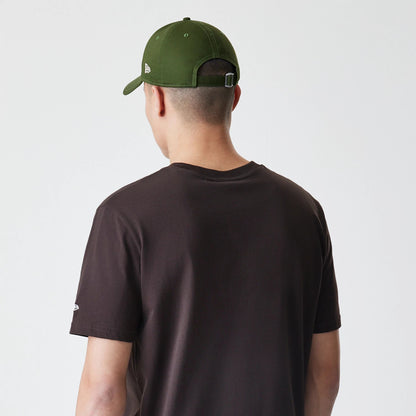 The Male model is wearing New York Yankees MLB Midi League Essential Dark Brown Oversized T-Shirt 5