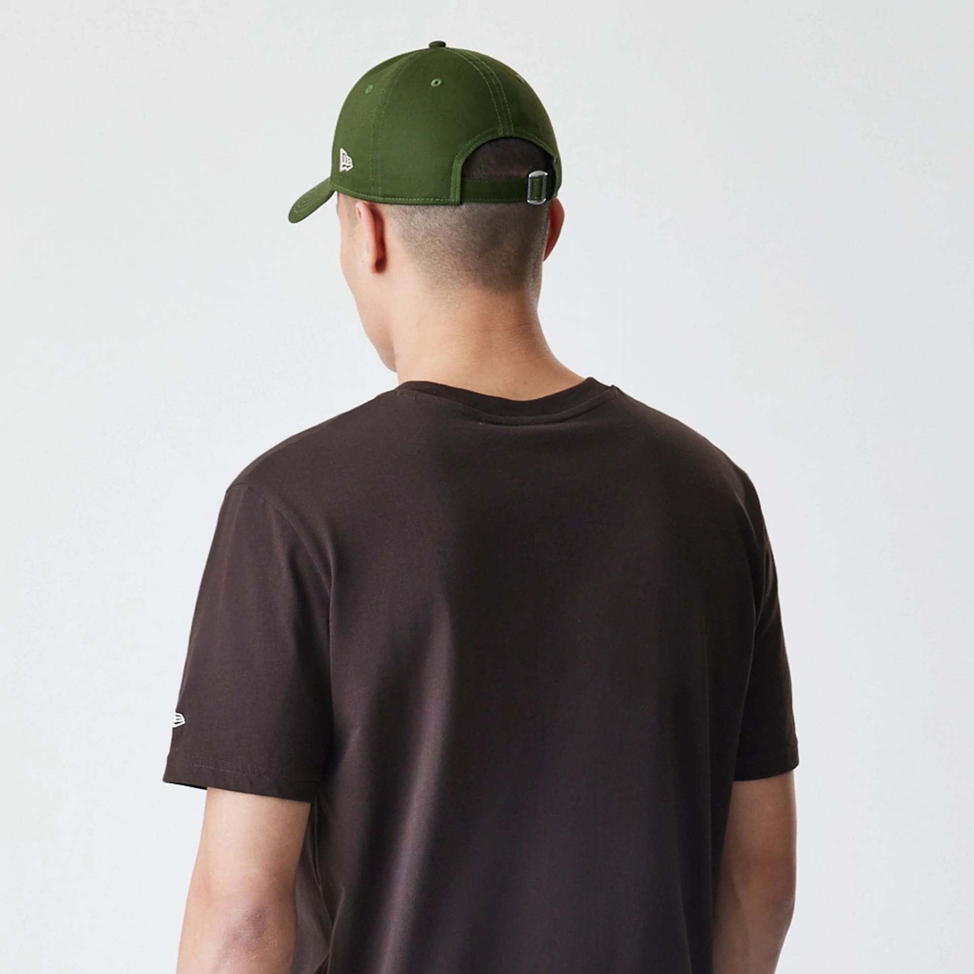The Male model is wearing New York Yankees MLB Midi League Essential Dark Brown Oversized T-Shirt  5