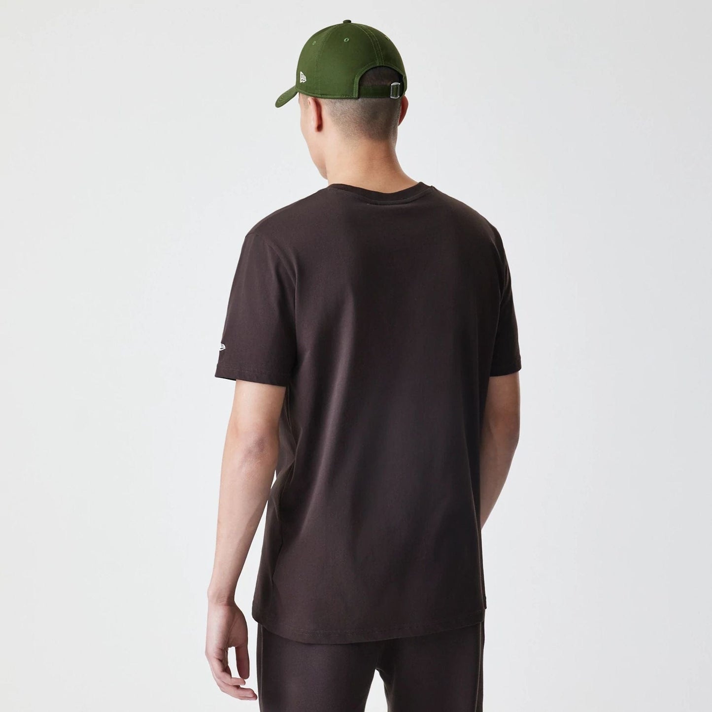 The Male model is wearing New York Yankees MLB Midi League Essential Dark Brown Oversized T-Shirt  2