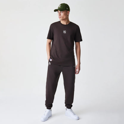 The Male model is wearing New York Yankees MLB Midi League Essential Dark Brown Oversized T-Shirt 8