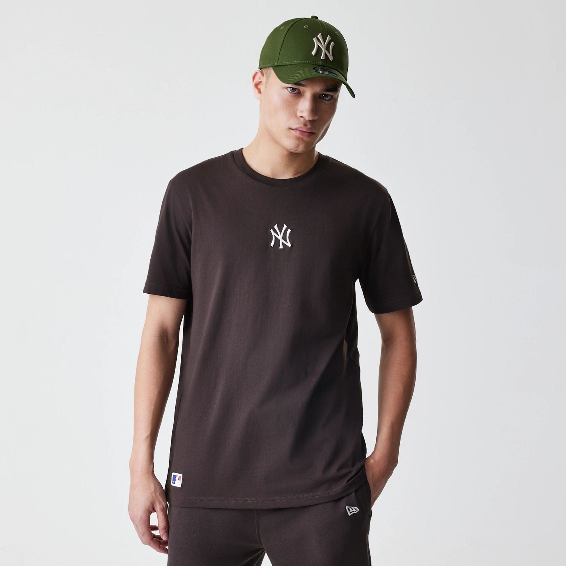 The Male model is wearing New York Yankees MLB Midi League Essential Dark Brown Oversized T-Shirt  1