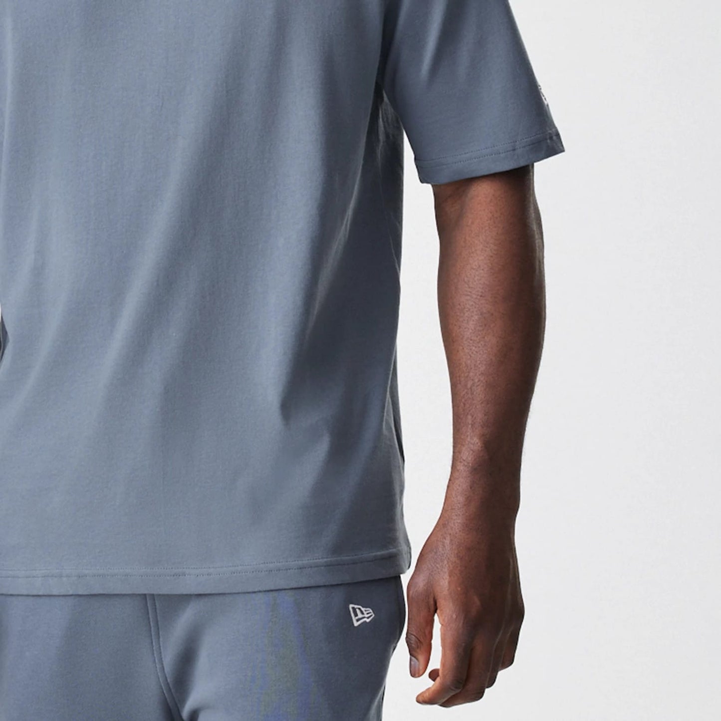 The Male model is wearing LA Dodgers MLB Midi League Essential Dark Grey Oversized T-Shirt 6