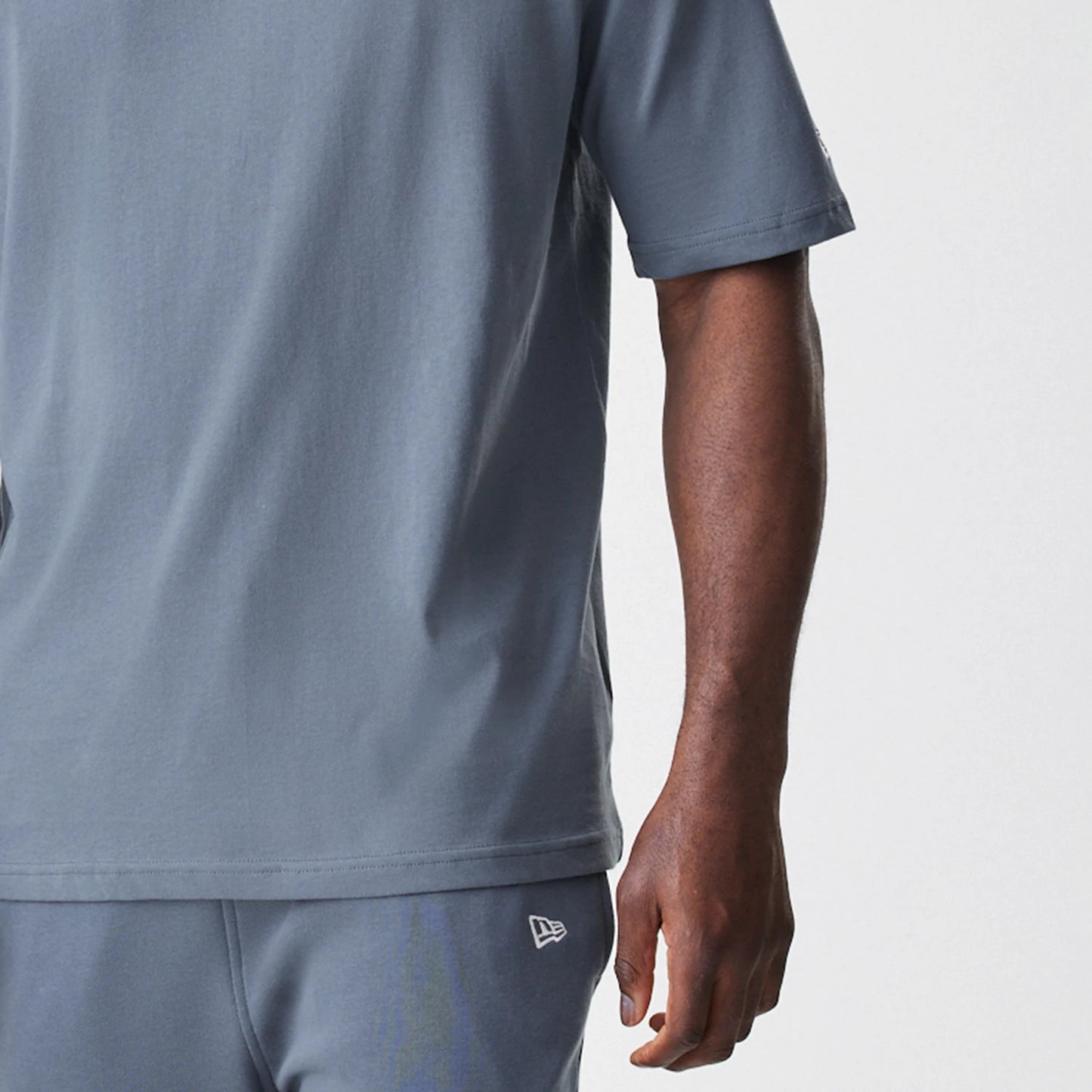 The Male model is wearing LA Dodgers MLB Midi League Essential Dark Grey Oversized T-Shirt 6