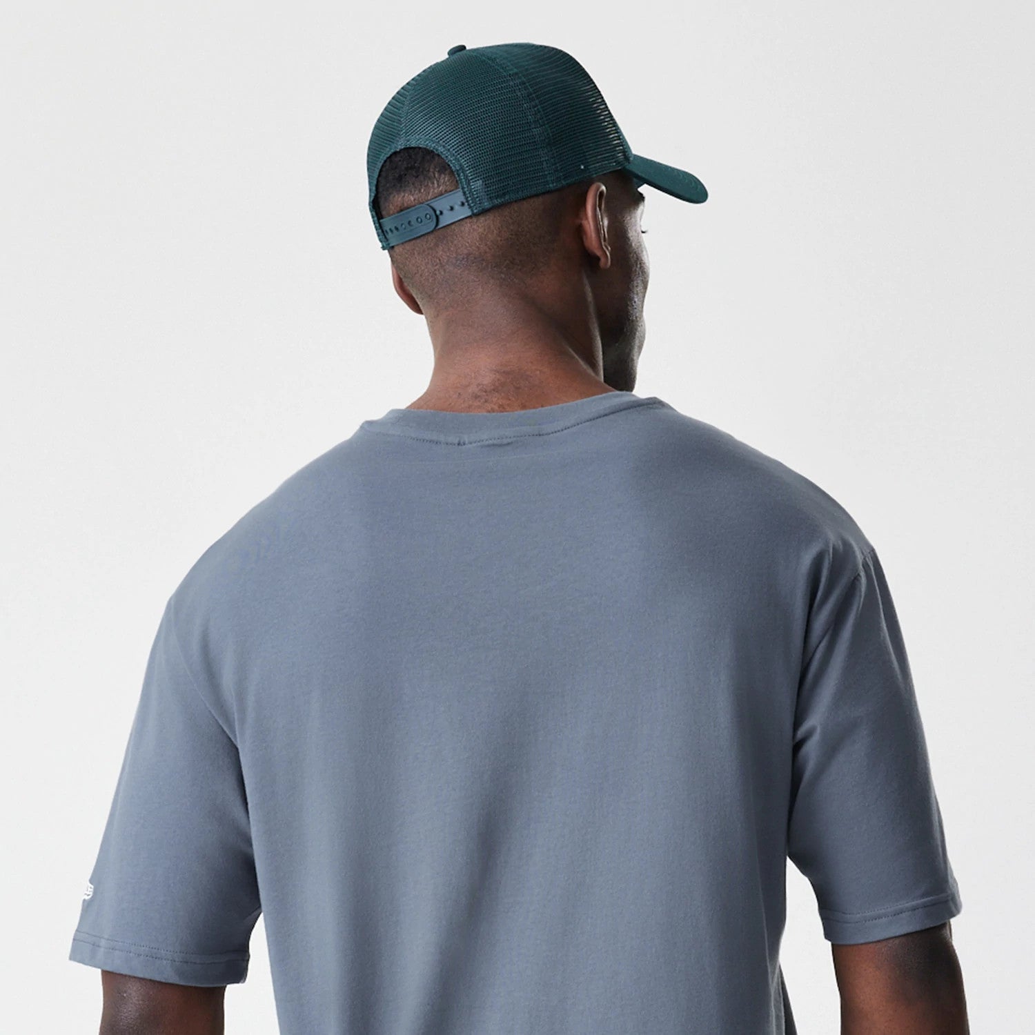 The Male model is wearing LA Dodgers MLB Midi League Essential Dark Grey Oversized T-Shirt 7