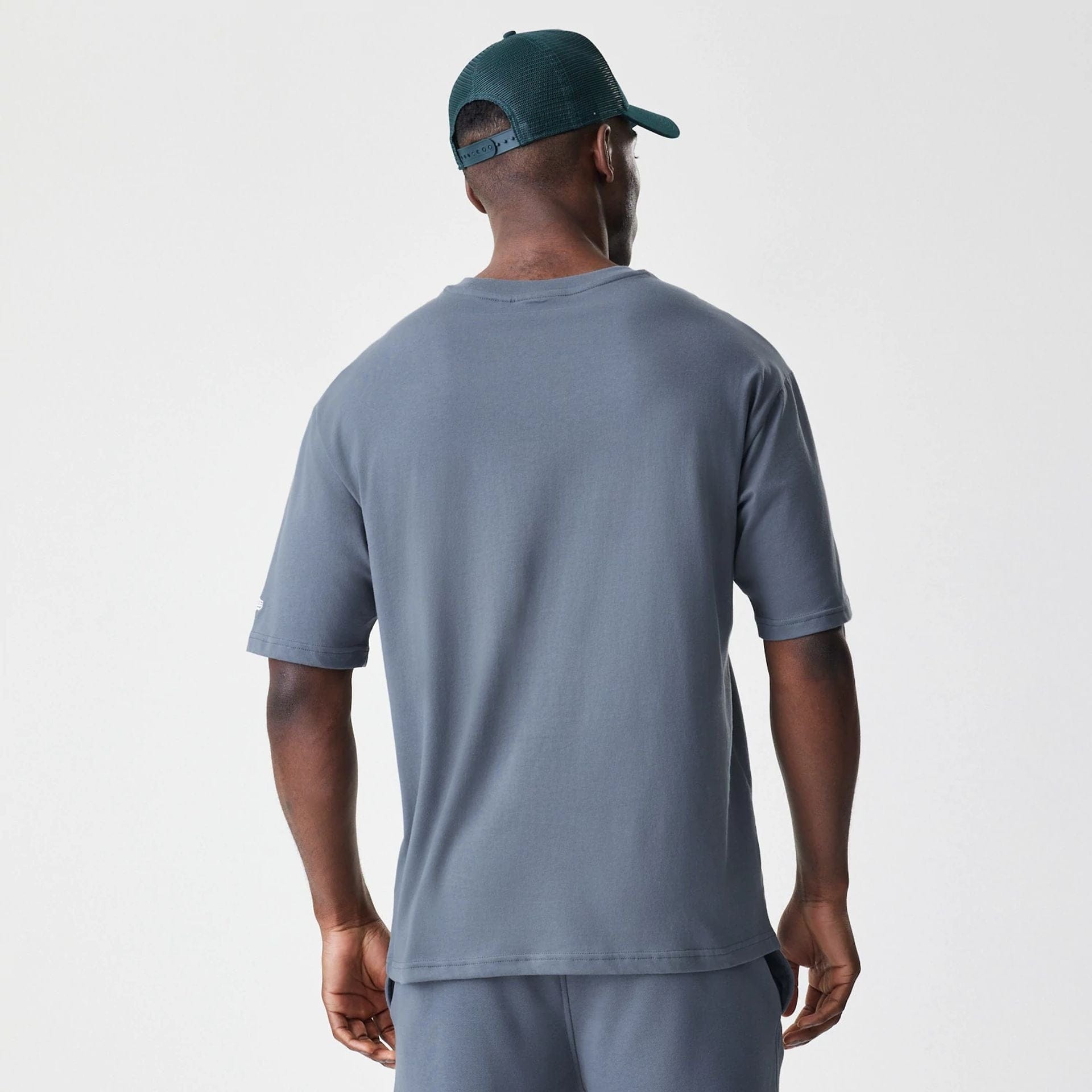 The Male model is wearing LA Dodgers MLB Midi League Essential Dark Grey Oversized T-Shirt  2