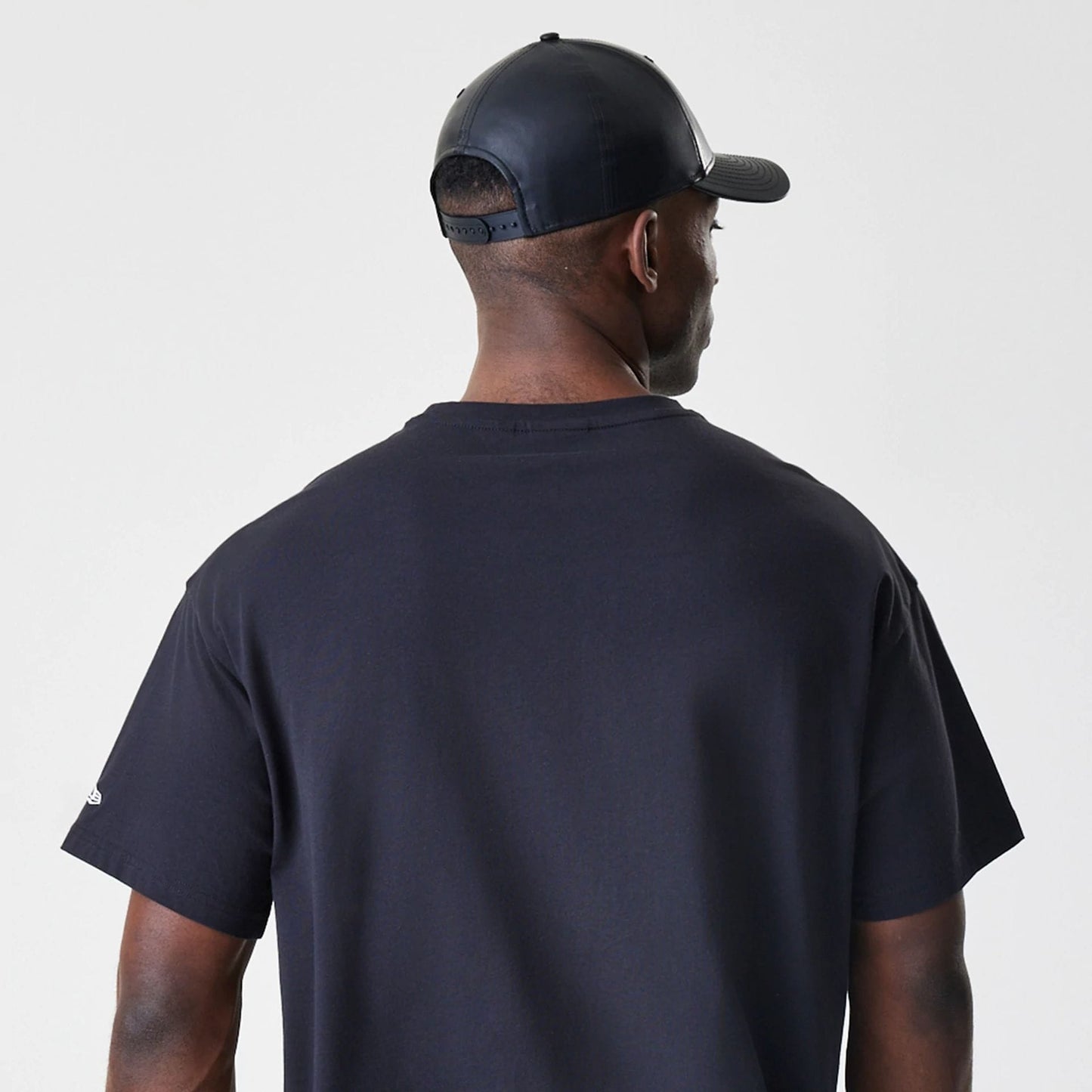 The Male model is wearing LA Lakers NBA Outline Graphic Navy Oversized T-Shirt  7