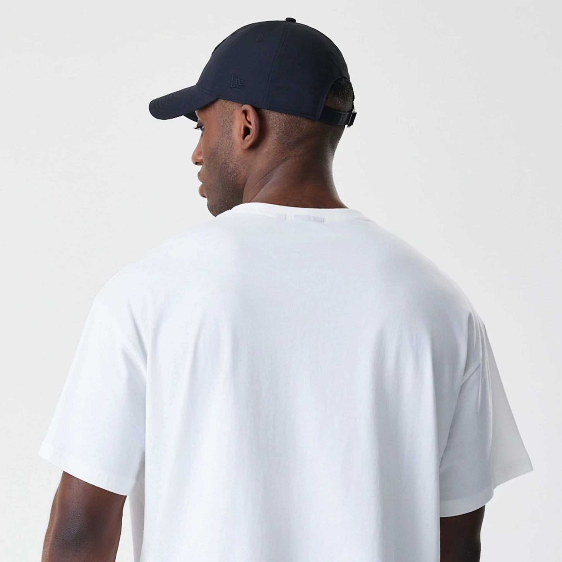 The Male model is wearing Chicago Bulls NBA Outline Graphic White Oversized T-Shirt  7