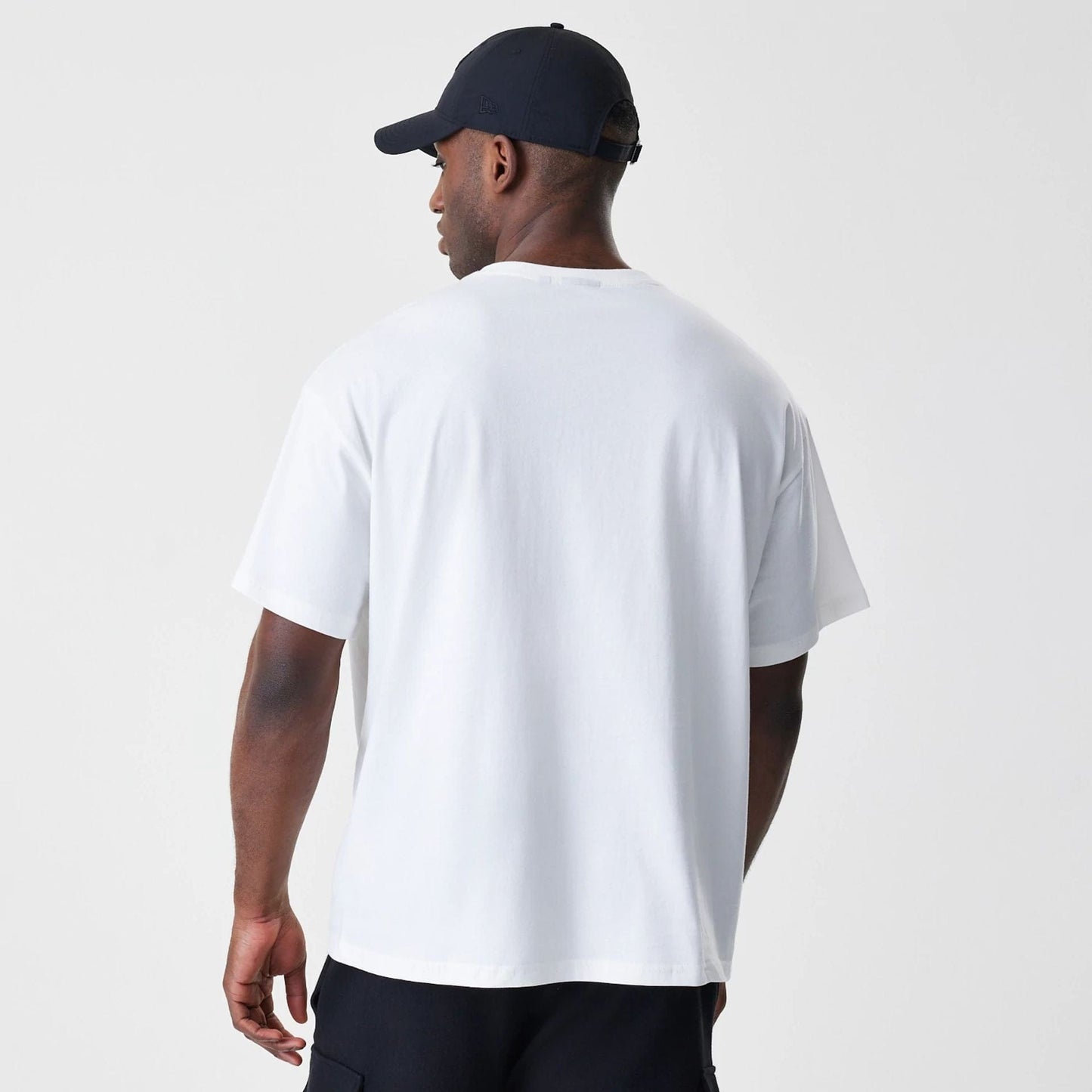 The Male model is wearing Chicago Bulls NBA Outline Graphic White Oversized T-Shirt  2