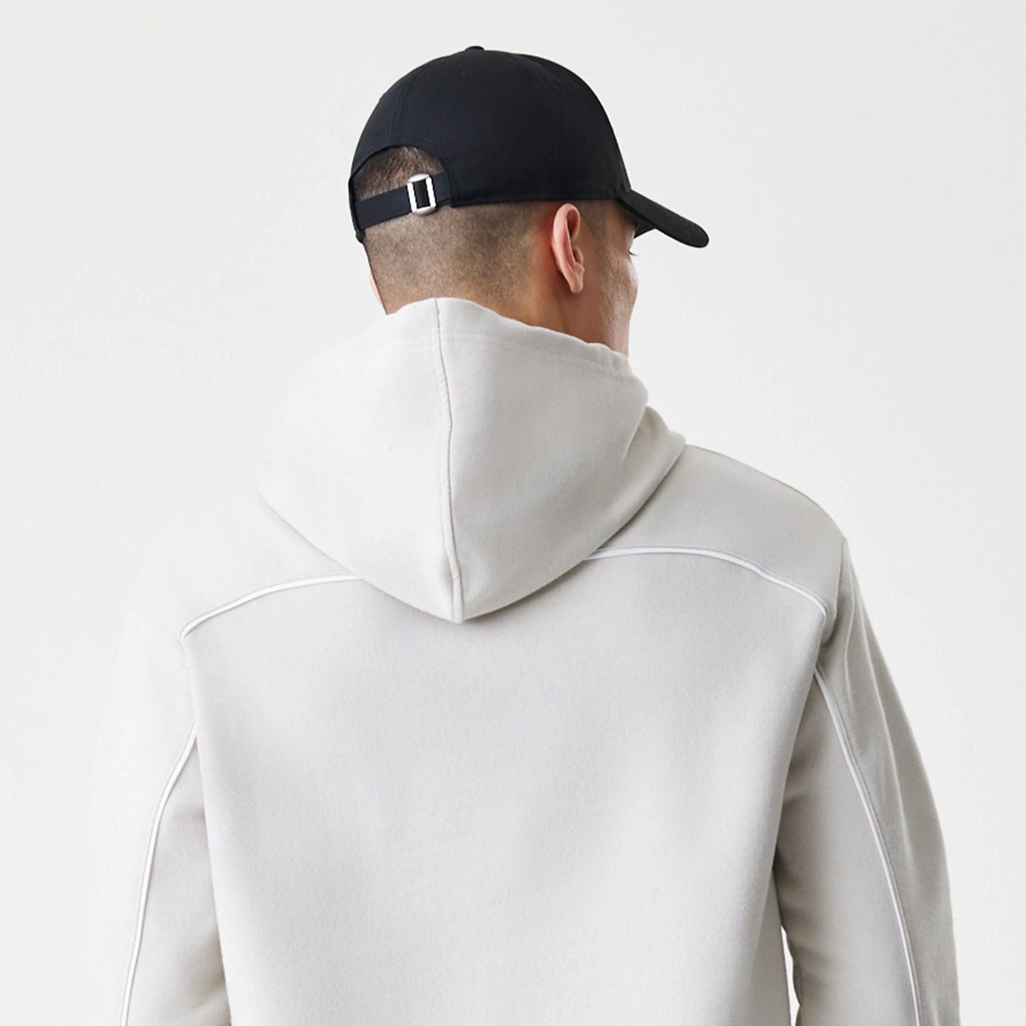 The Male model is wearing LA Lakers NBA Piping Cream Oversized Pullover Hoodie  7