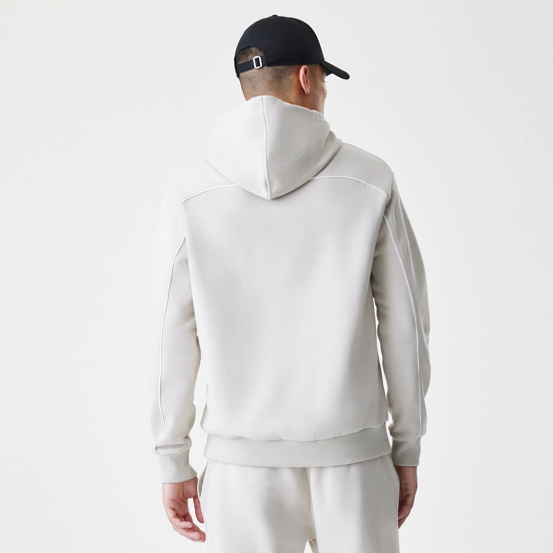 The Male model is wearing LA Lakers NBA Piping Cream Oversized Pullover Hoodie  2
