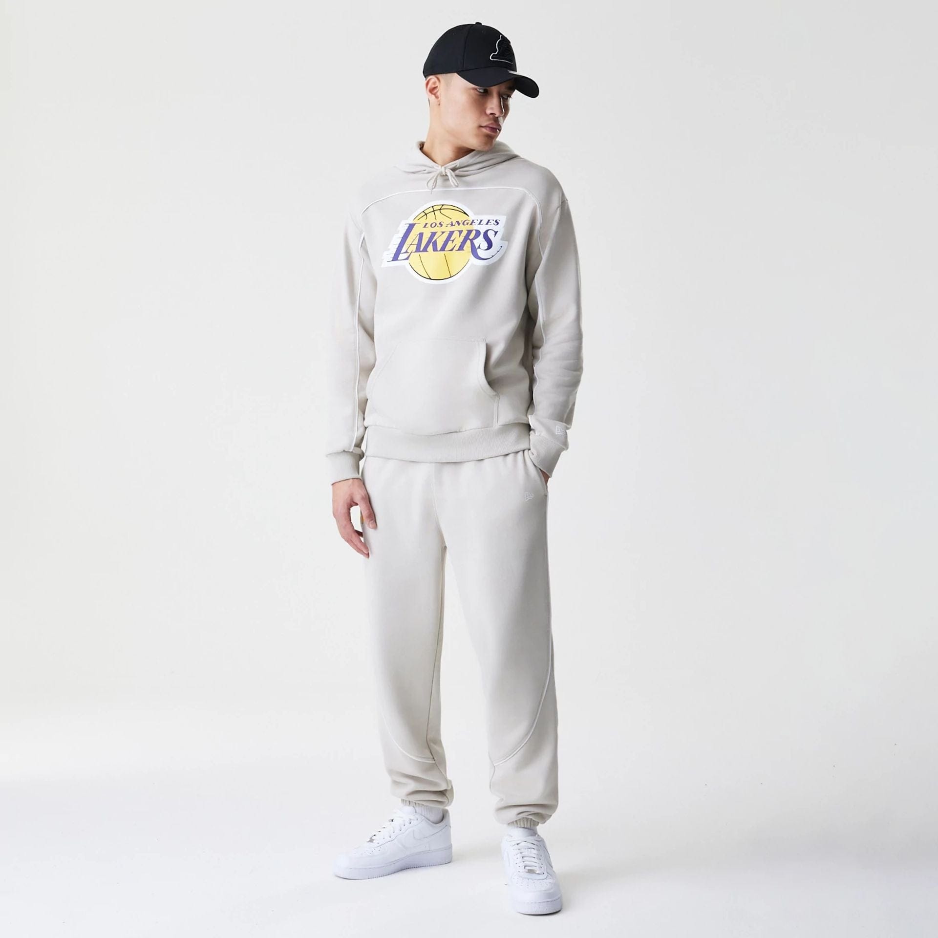 The Male model is wearing LA Lakers NBA Piping Cream Oversized Pullover Hoodie  8