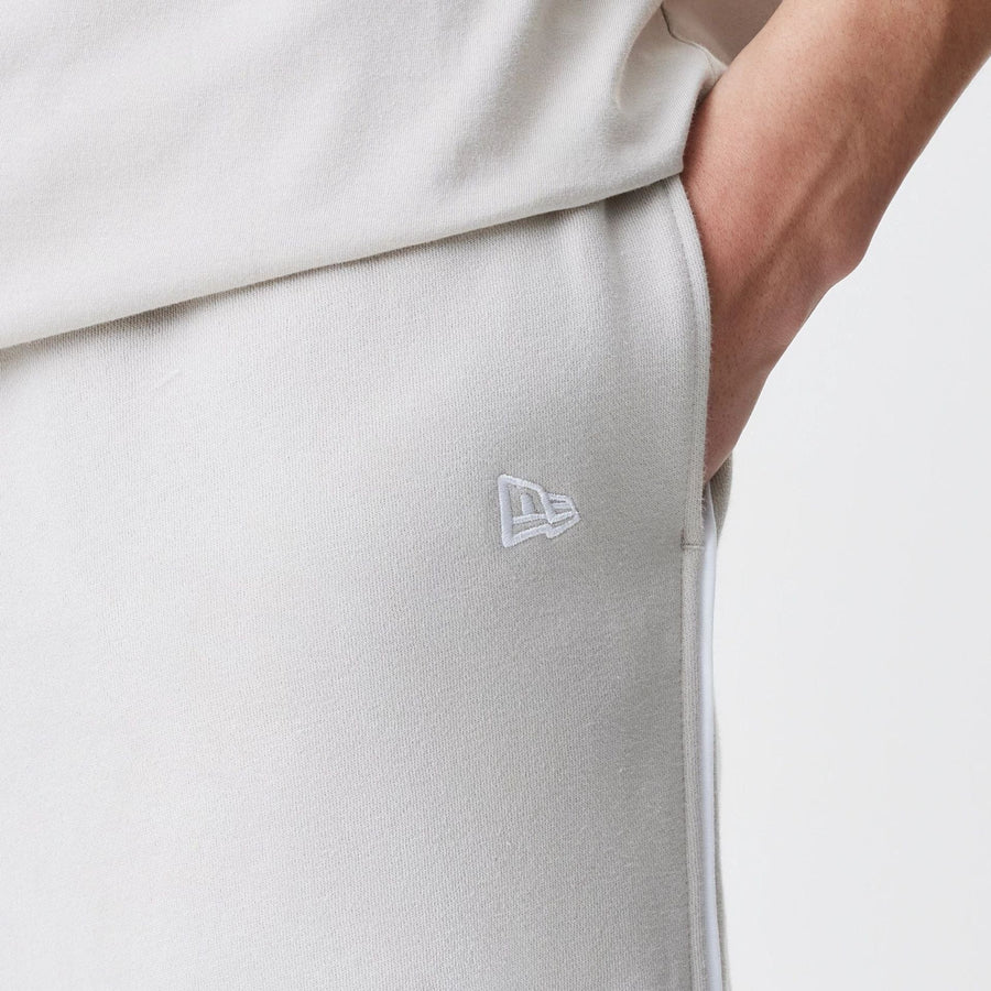 The Male model is wearing LA Lakers NBA Piping Cream Joggers  4