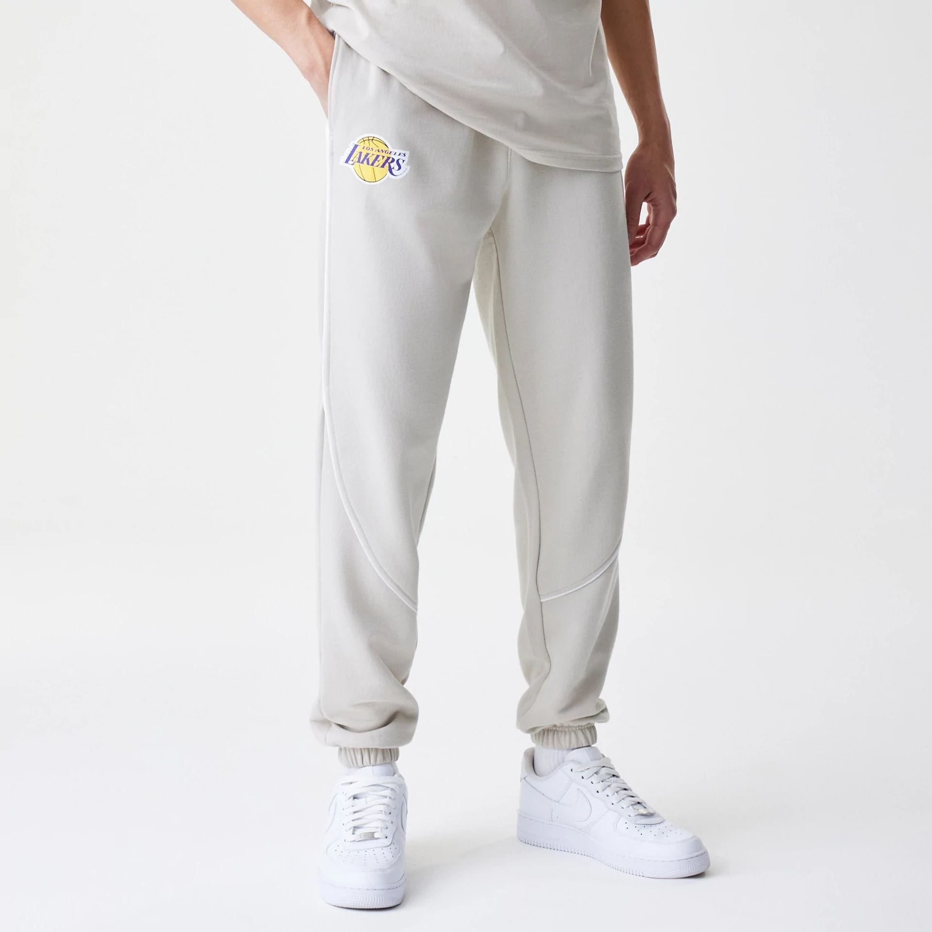 The Male model is wearing LA Lakers NBA Piping Cream Joggers  1