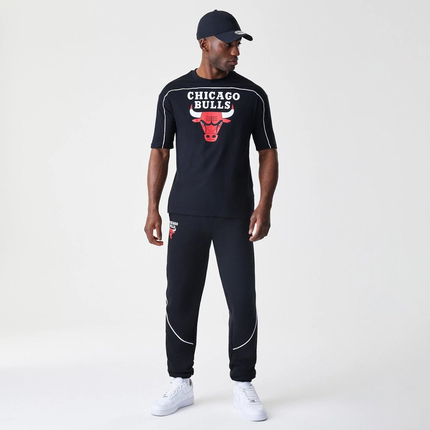 The Male model is wearing Chicago Bulls NBA Piping Navy Joggers  8