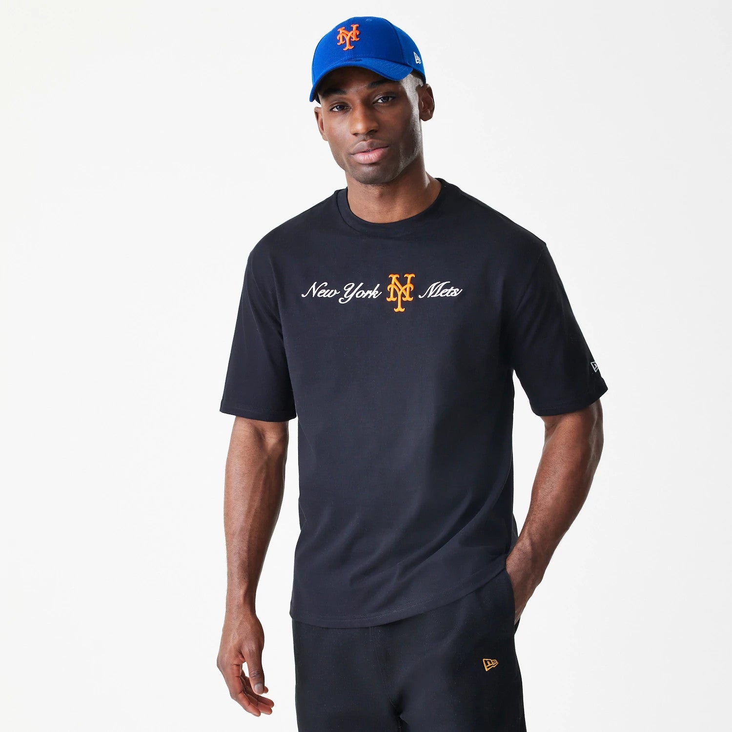 The Male model is wearing New York Mets MLB Script Black Oversized T-Shirt 3