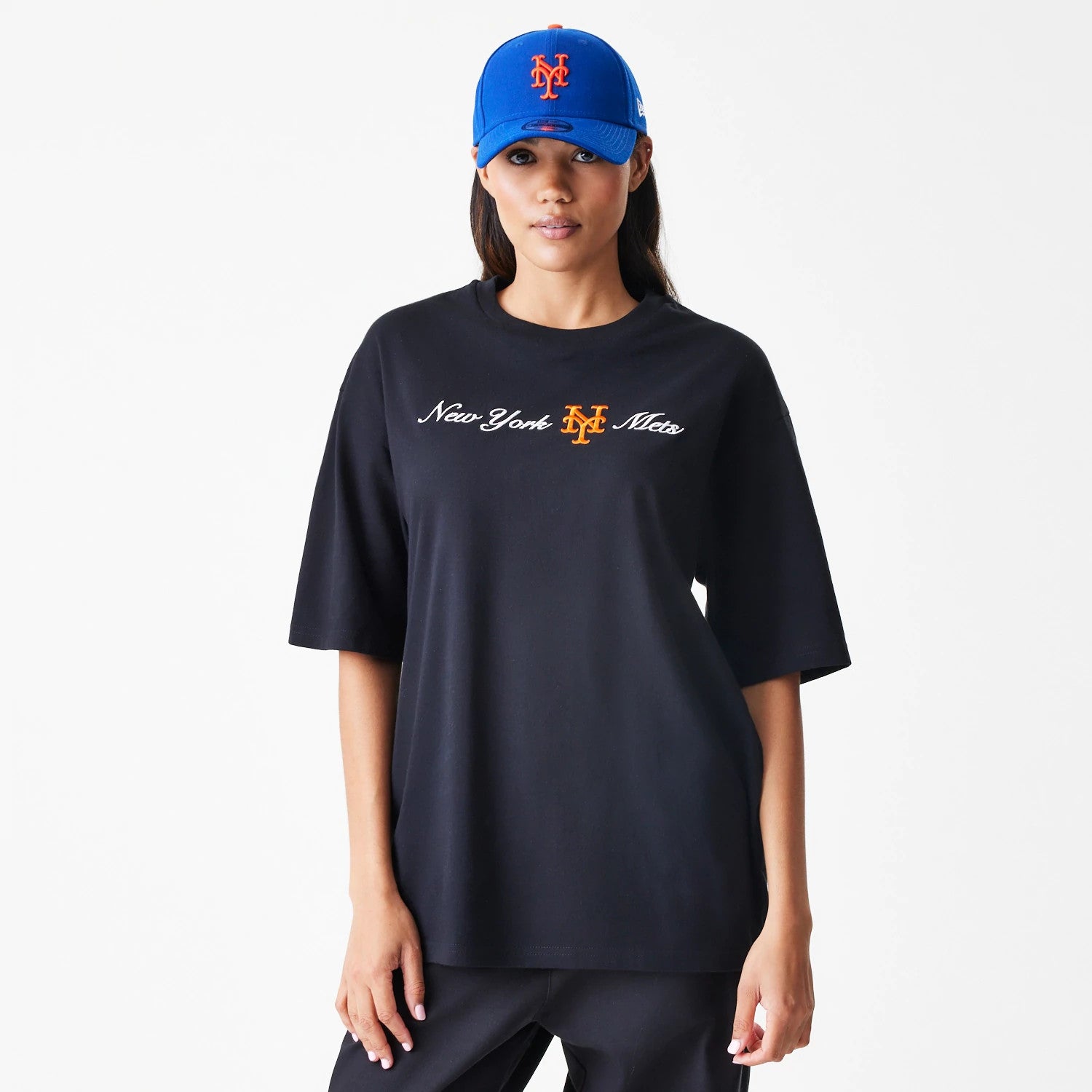 The Male model is wearing New York Mets MLB Script Black Oversized T-Shirt 4