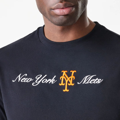 The Male model is wearing New York Mets MLB Script Black Oversized T-Shirt  5