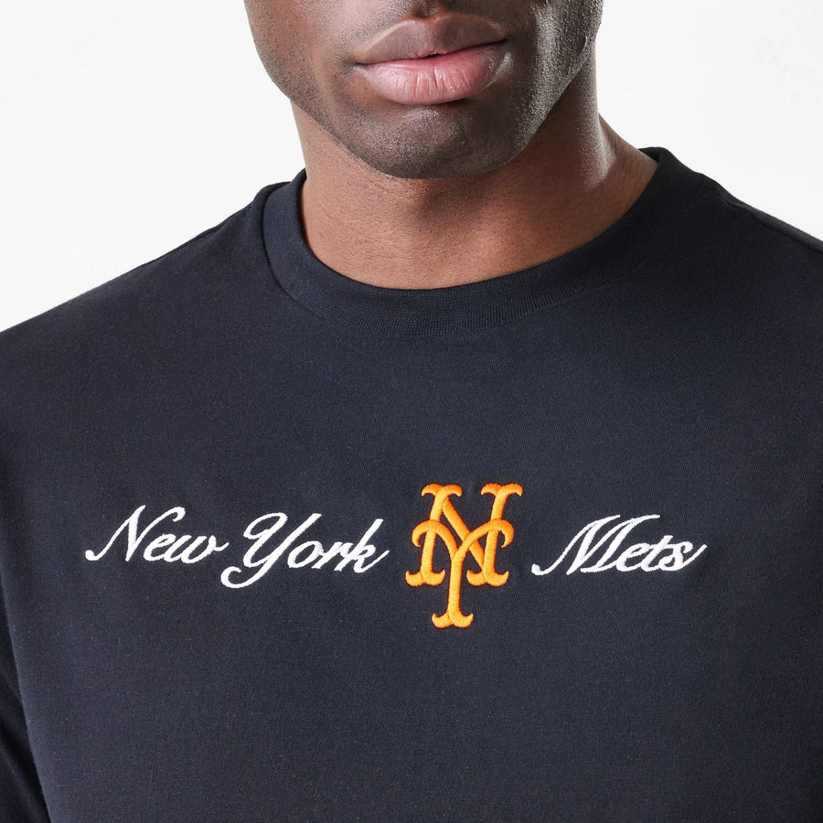 The Male model is wearing New York Mets MLB Script Black Oversized T-Shirt  5