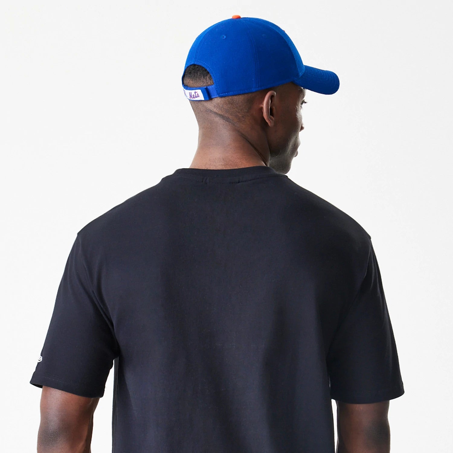 The Male model is wearing New York Mets MLB Script Black Oversized T-Shirt 7