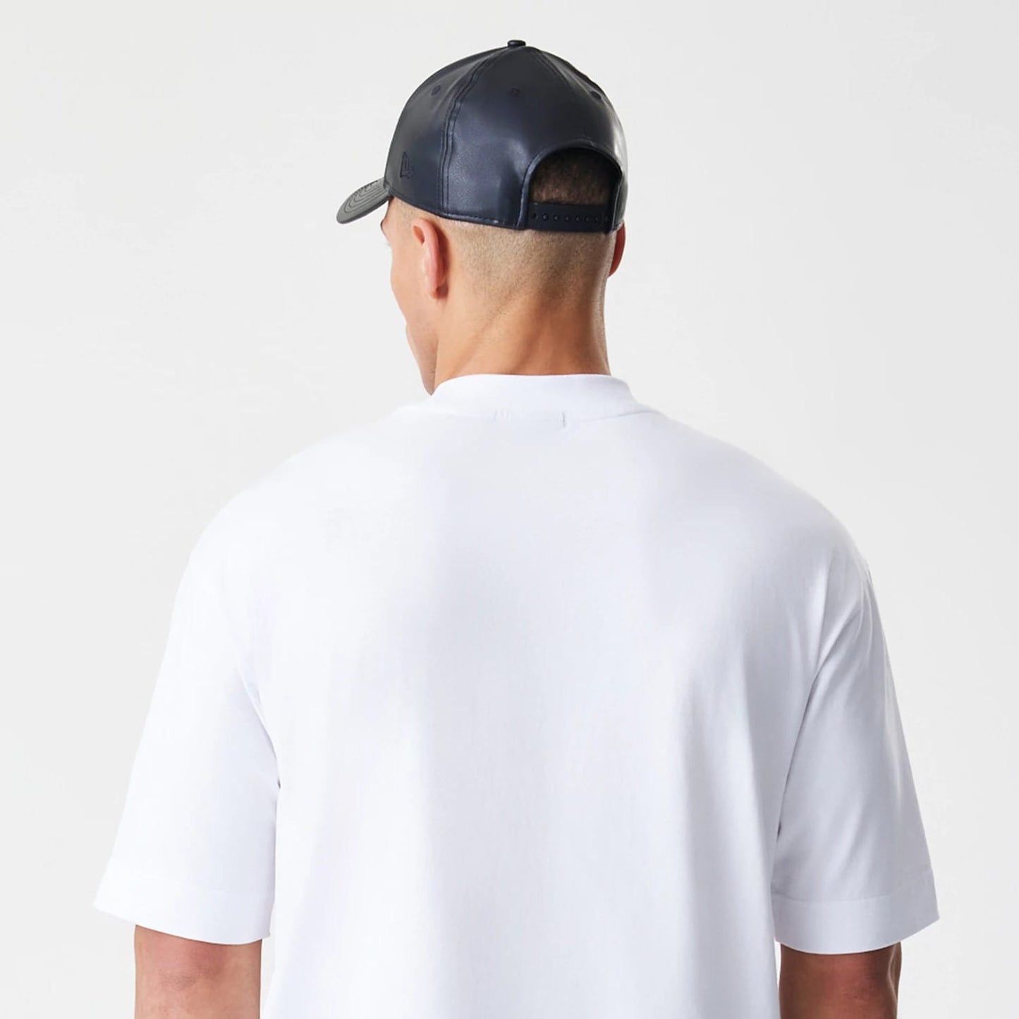 The Male model is wearing LA Lakers NBA Linear White T-Shirt 8