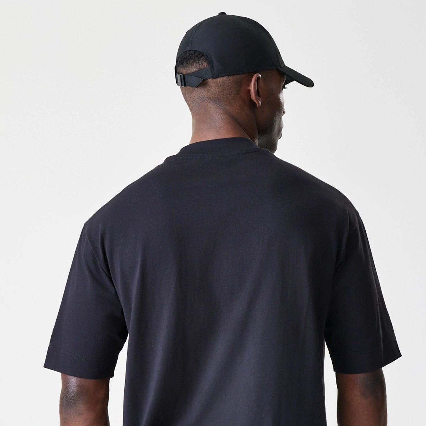 The Male model is wearing Chicago Bulls NBA Linear Black T-Shirt  7