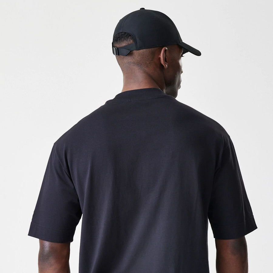 The Male model is wearing Chicago Bulls NBA Linear Black T-Shirt  7