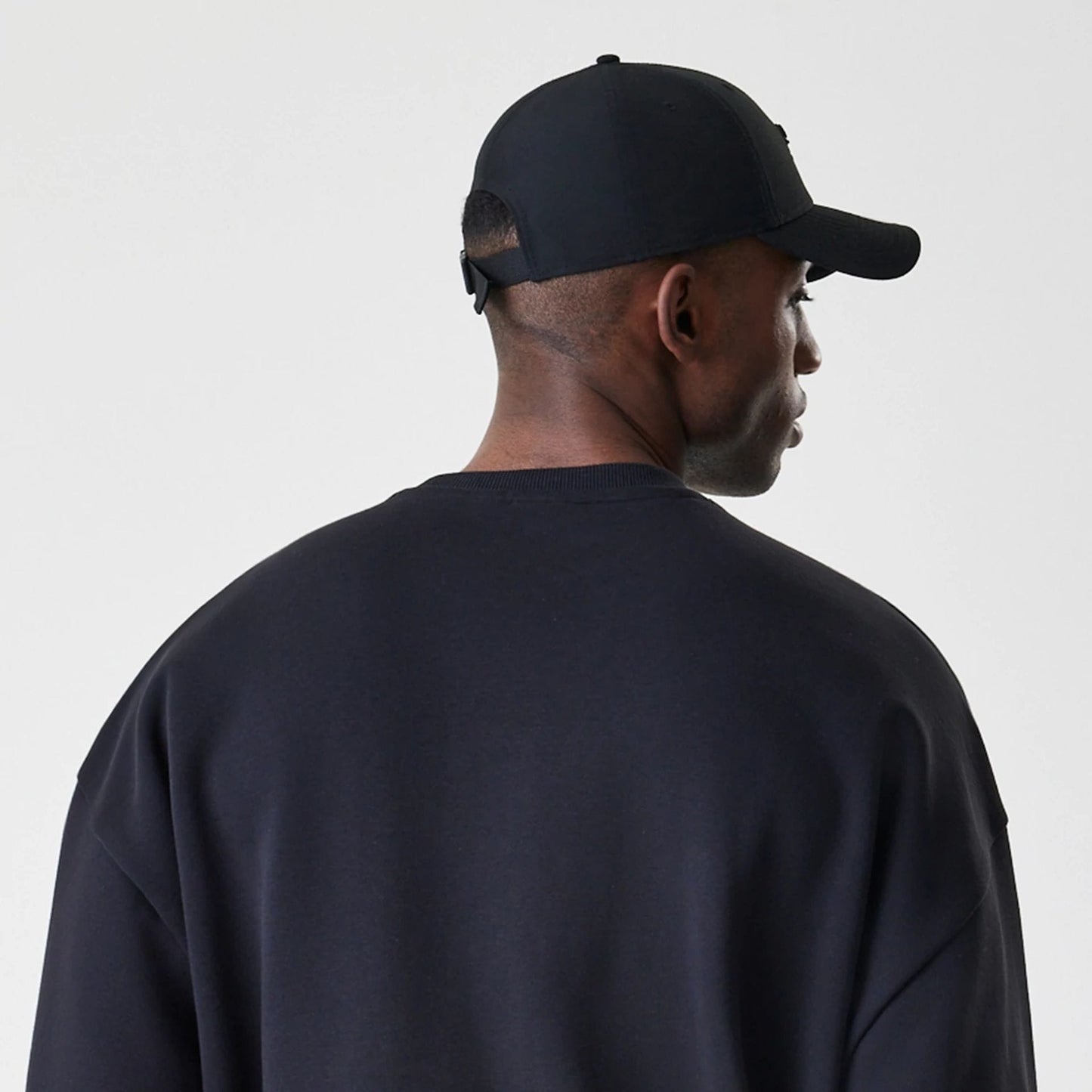 The Male model is wearing Chicago Bulls NBA Linear Black Crew Neck Sweater  7