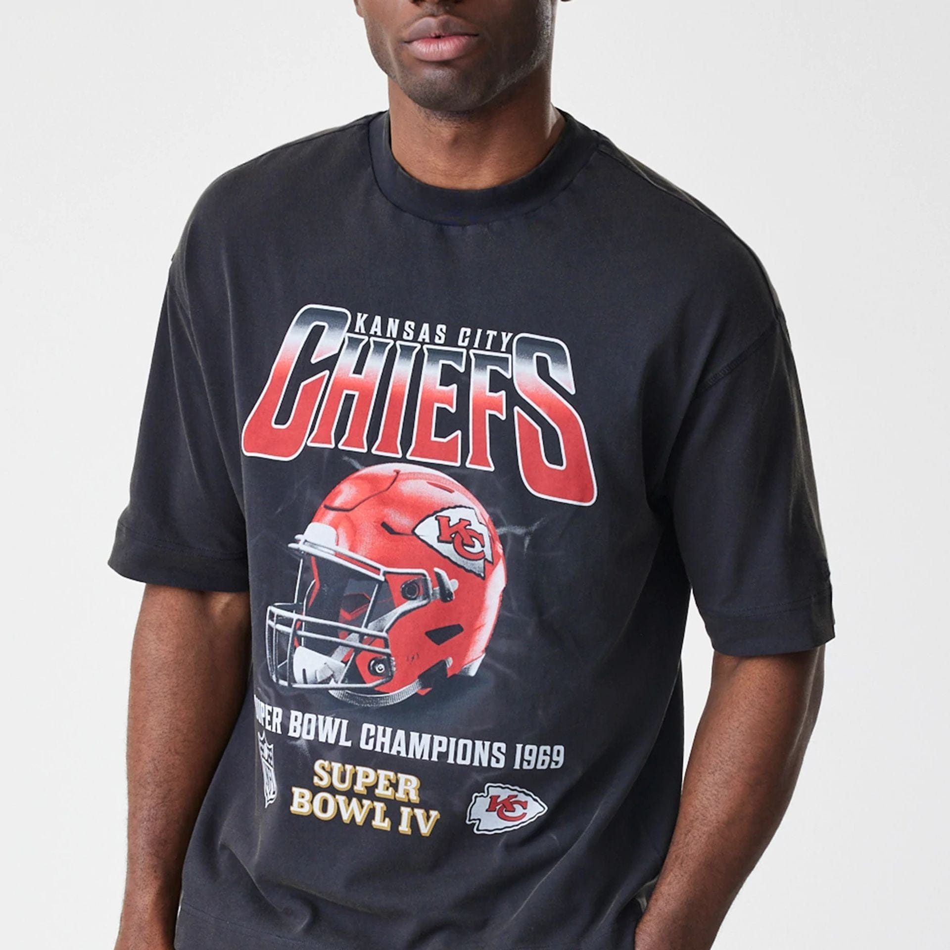The Male model is wearing Kansas City Chiefs NFL Washed Boxy Black Oversized T-Shirt  3