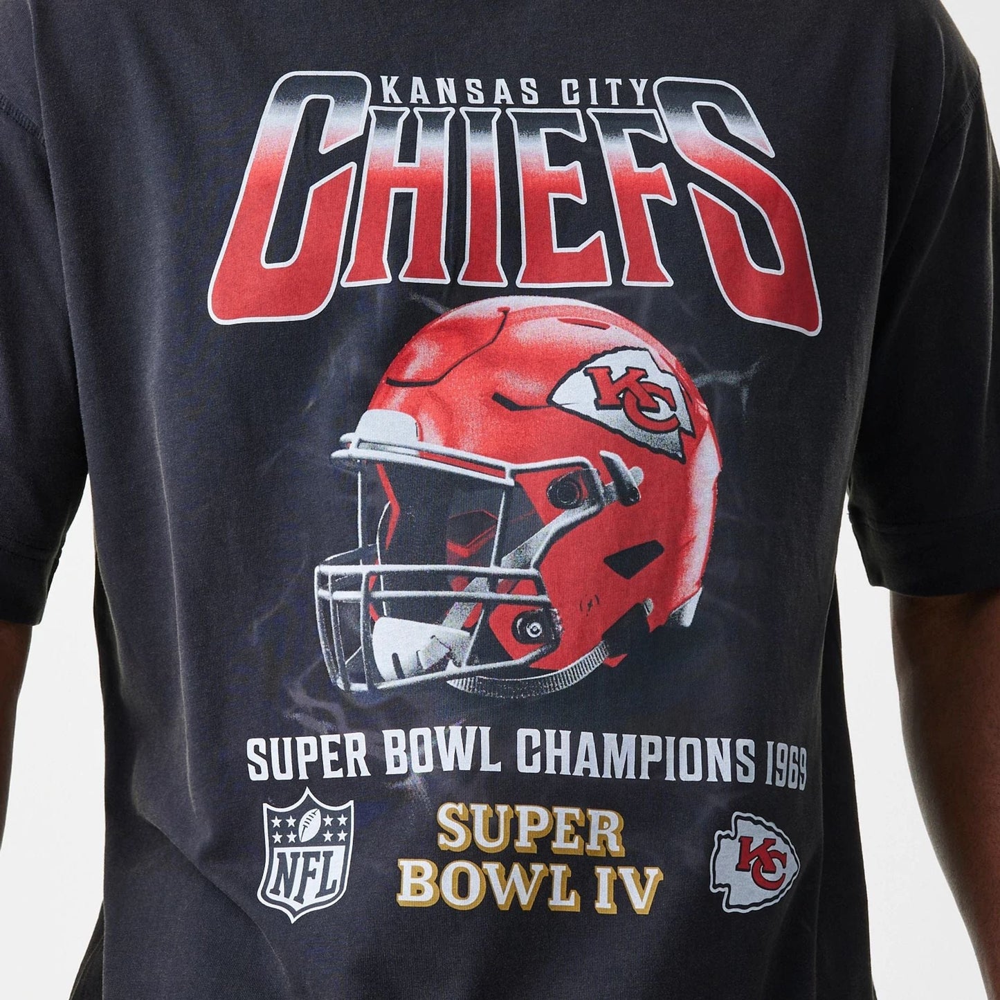 The Male model is wearing Kansas City Chiefs NFL Washed Boxy Black Oversized T-Shirt  4