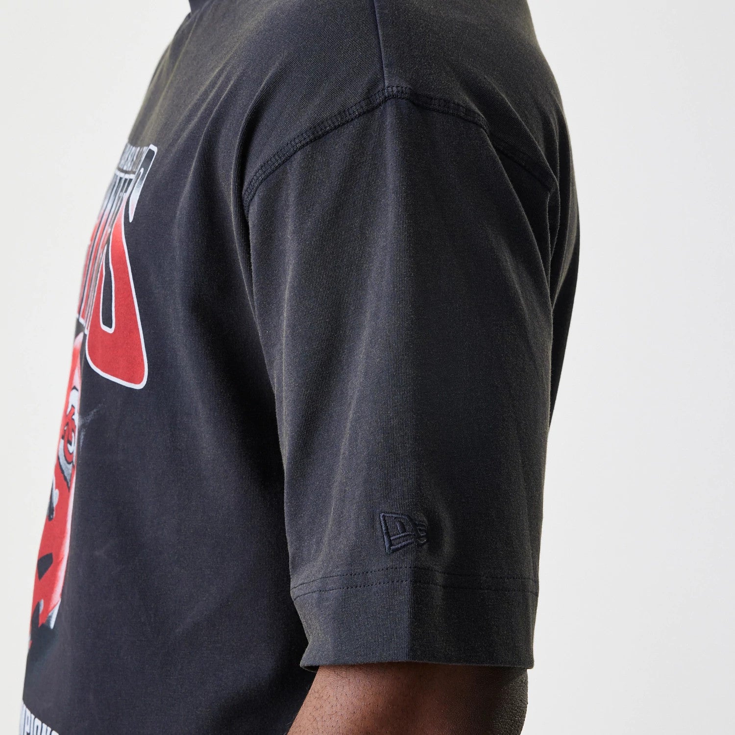 The Male model is wearing Kansas City Chiefs NFL Washed Boxy Black Oversized T-Shirt 5