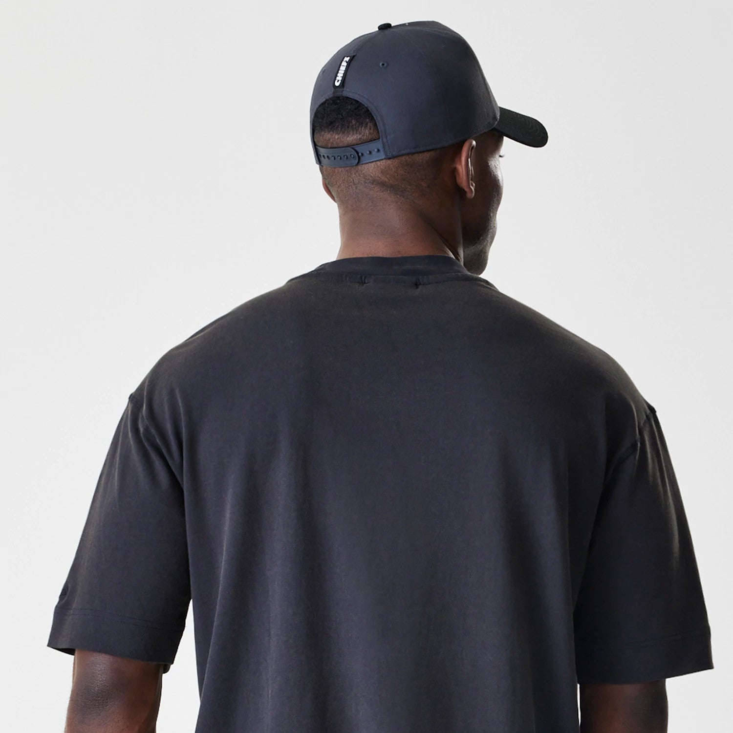The Male model is wearing Kansas City Chiefs NFL Washed Boxy Black Oversized T-Shirt 7