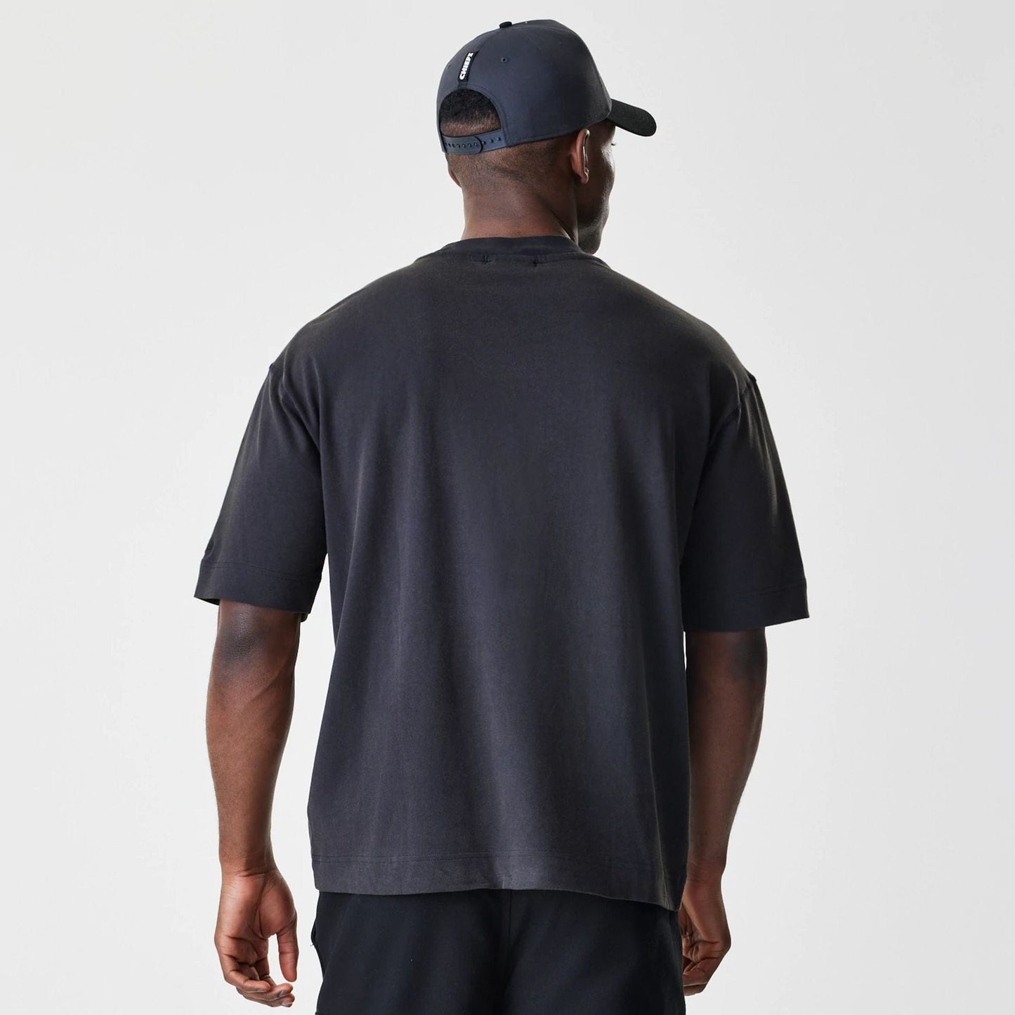 The Male model is wearing Kansas City Chiefs NFL Washed Boxy Black Oversized T-Shirt  2