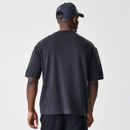 The Male model is wearing Kansas City Chiefs NFL Washed Boxy Black Oversized T-Shirt  2