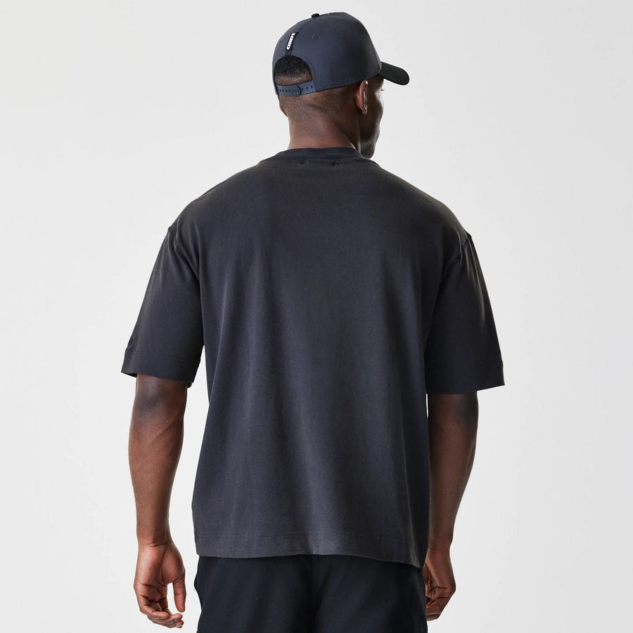 The Male model is wearing Kansas City Chiefs NFL Washed Boxy Black Oversized T-Shirt  2
