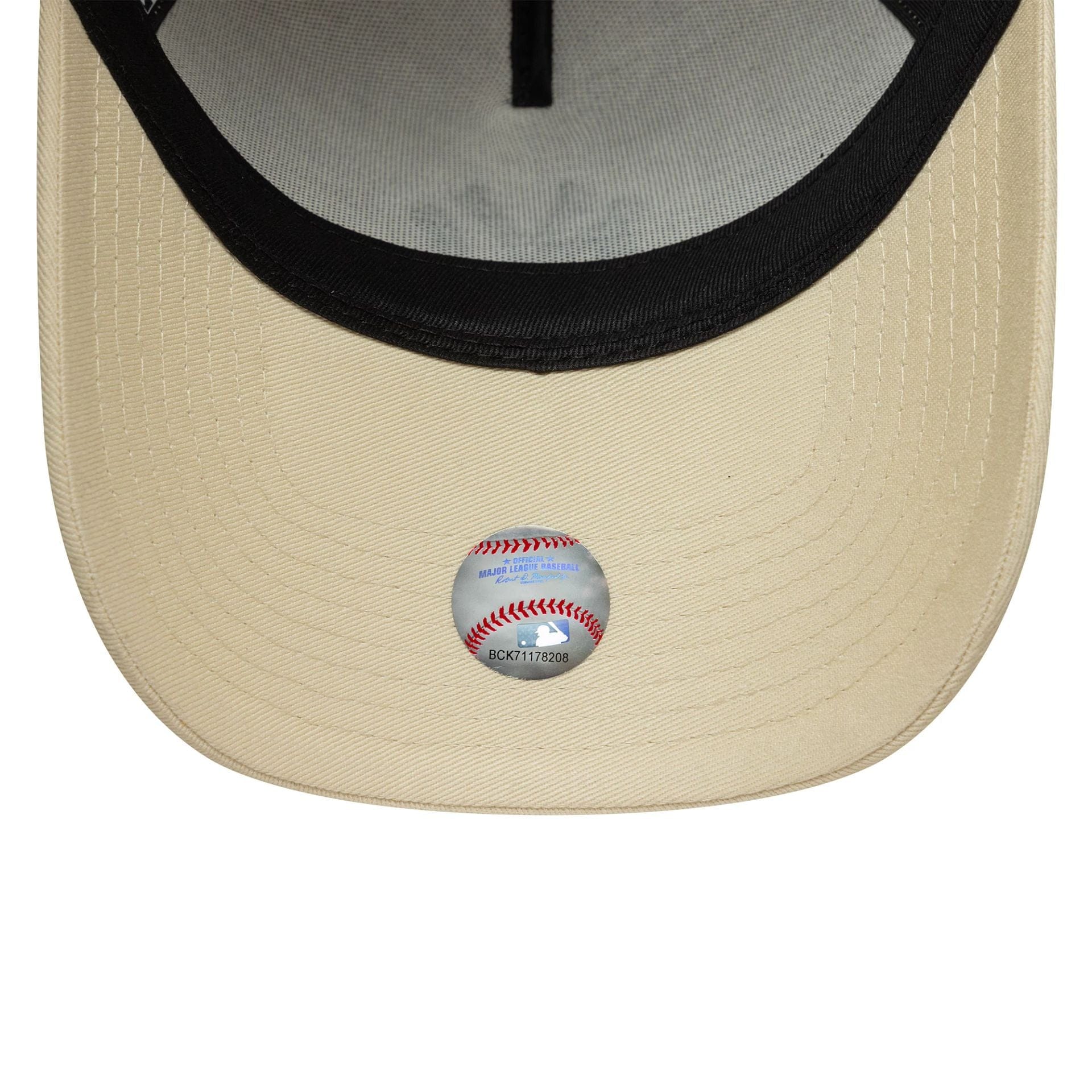 This is a New York Yankees MLB Sidepatch Light Beige 9FORTY E-Frame Adjustable Cap 6