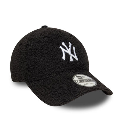 This is a New York Yankees MLB Winter Borg Black 9FORTY Adjustable Cap 3