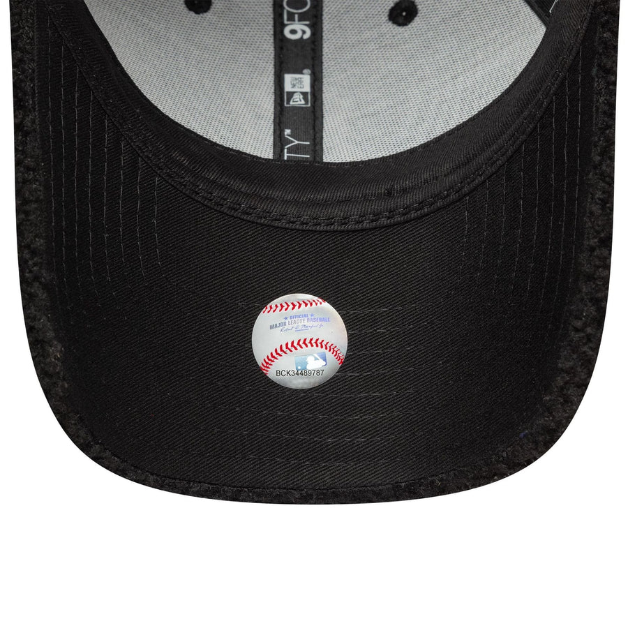 This is a New York Yankees MLB Winter Borg Black 9FORTY Adjustable Cap 5