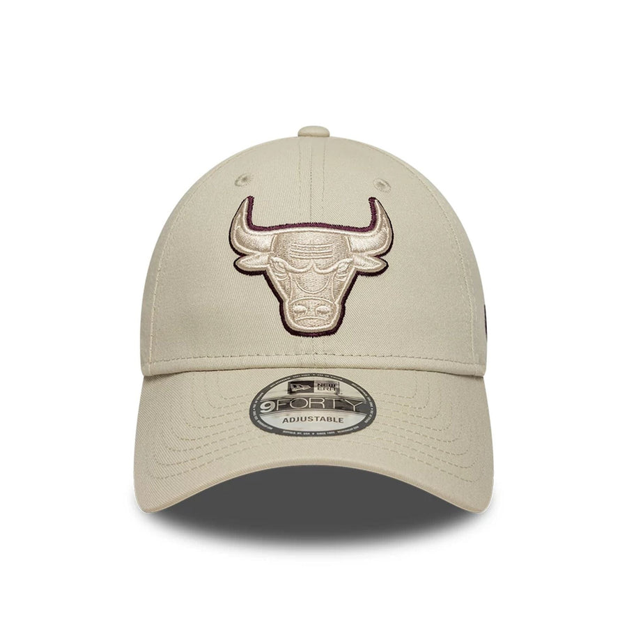 This is a Chicago Bulls NBA Team Outline Cream 9FORTY Adjustable Cap 2