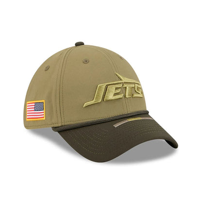 This is a New York Jets NFL Salute To Service 2025 Dark Green 39THIRTY Stretch Fit Cap 1