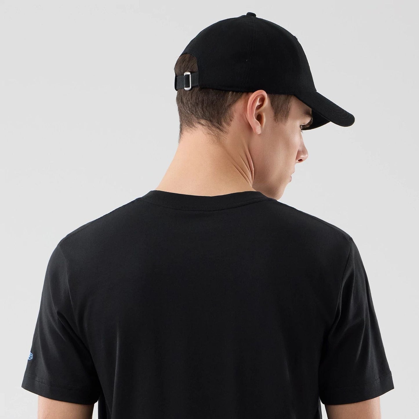 The Male model is wearing Chicago Bulls NBA City Edition Black T-Shirt  6