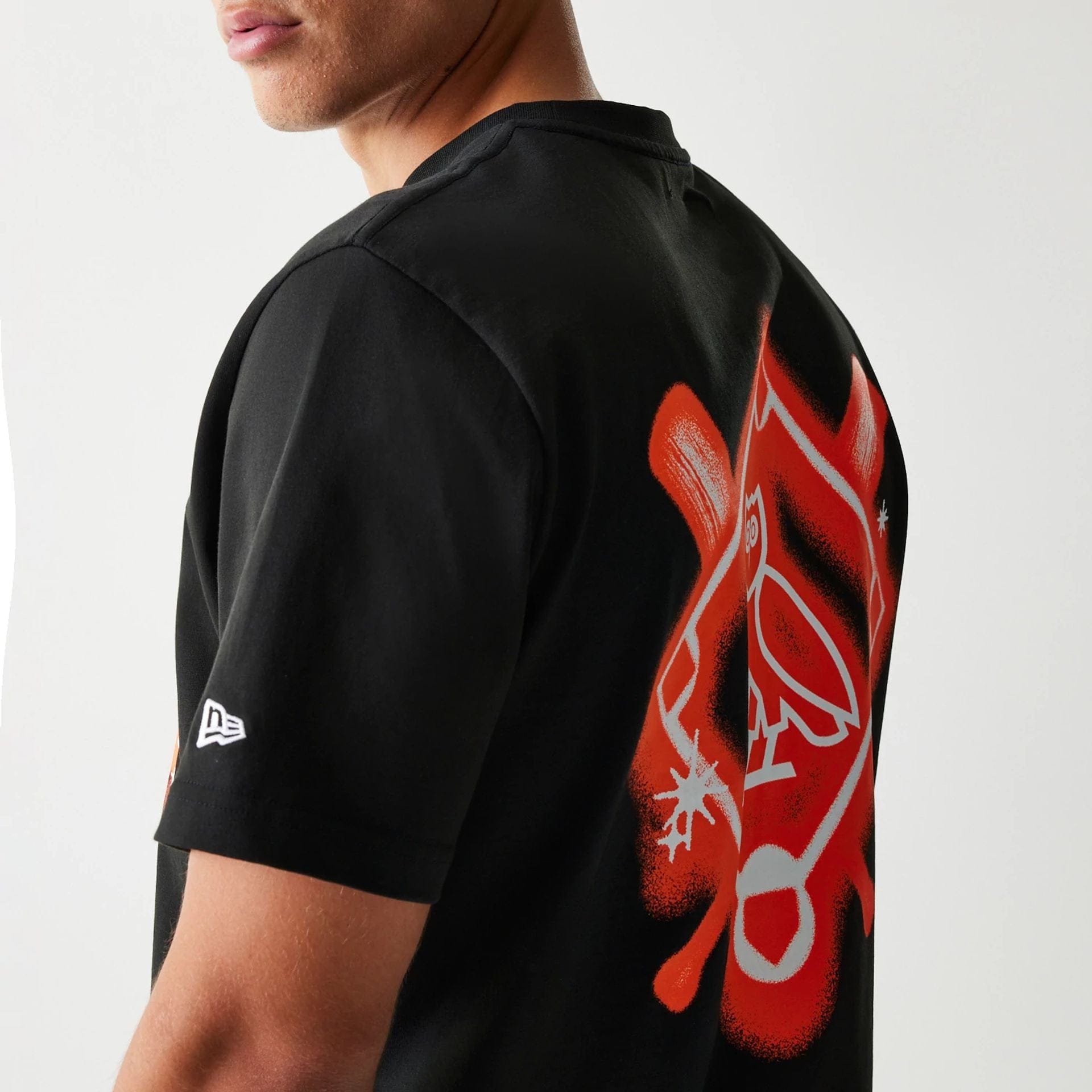 The Male model is wearing San Francisco Giants OVO x MLB Black T-Shirt 5