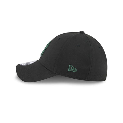 This is a New York Yankees MLB Lifestyle Black 39THIRTY Stretch Fit Cap 5