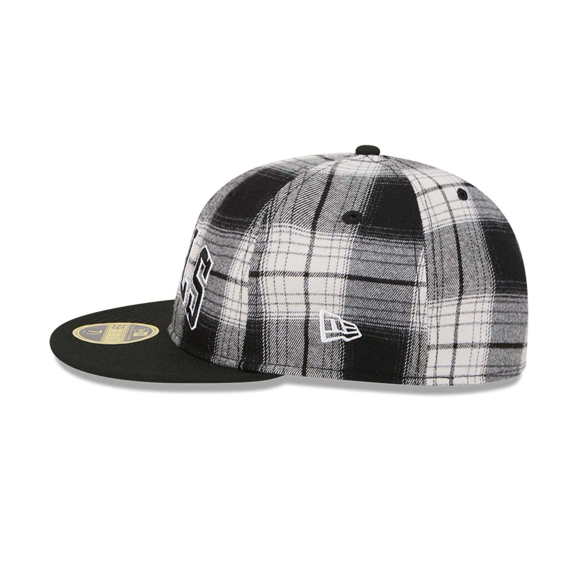 This is a Chicago Bulls NBA Grunge Style Plaid Black Retro Crown 59FIFTY Fitted Cap 5