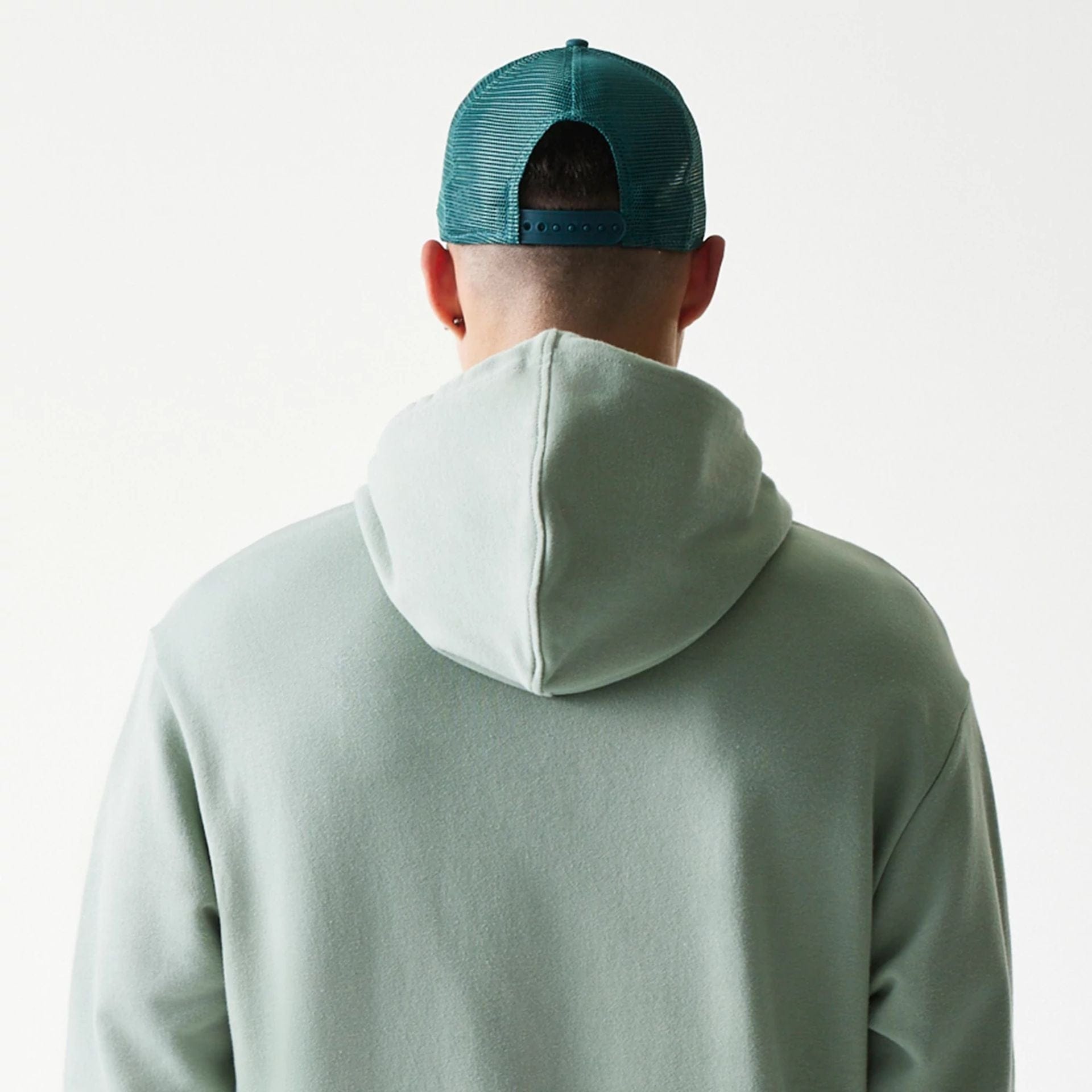 The model is wearing this MLB League Essential Midi LA Dodgers Oversized Pullover Hoodie in pastel green. 7