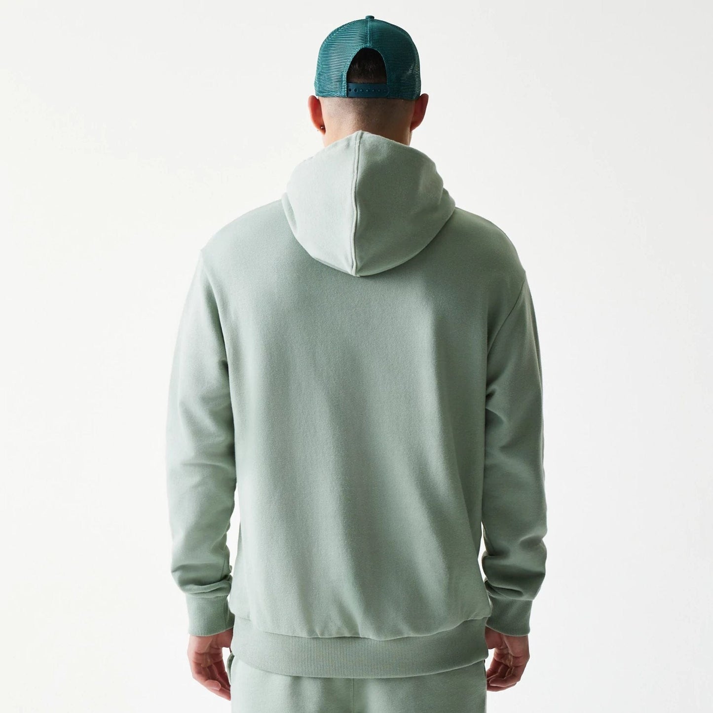 The model is wearing this MLB League Essential Midi LA Dodgers Oversized Pullover Hoodie in pastel green. 2