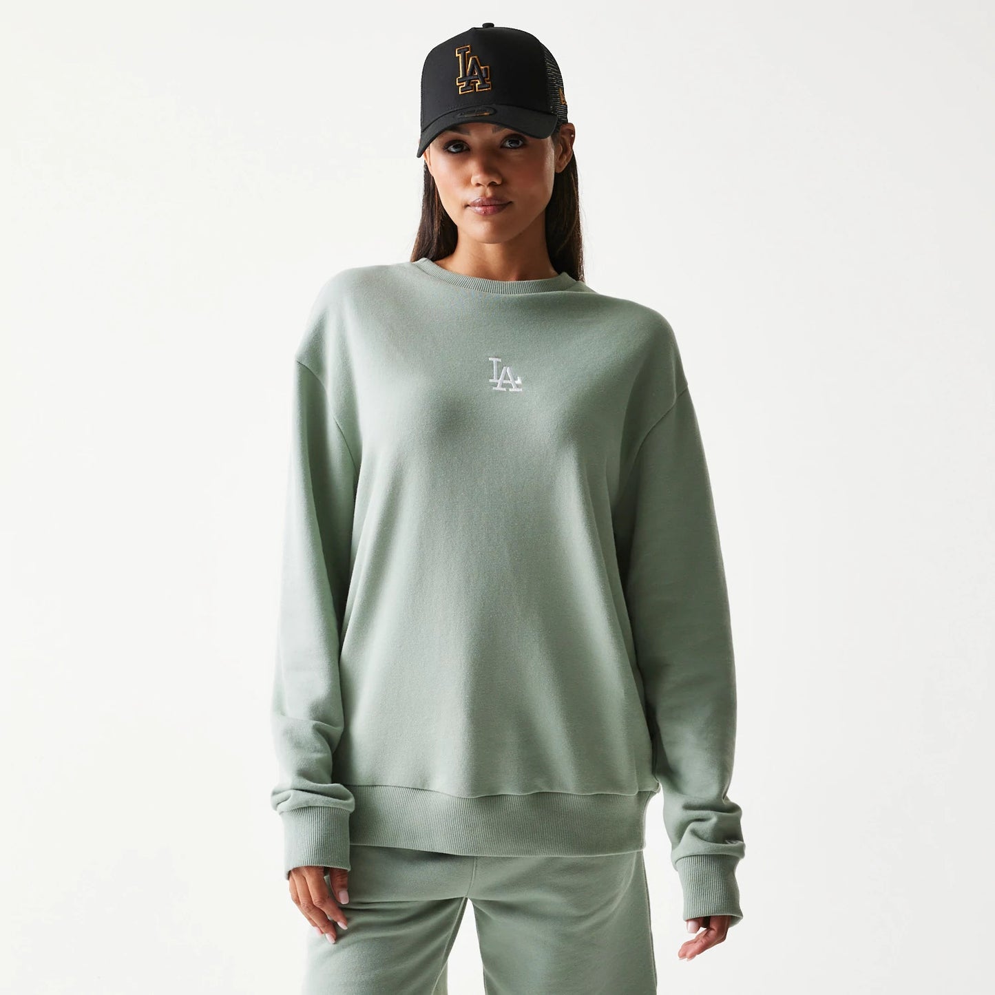The model is wearing this MLB League Essential Midi LA Dodgers Oversized Crew Neck Sweater in pastel green. 4