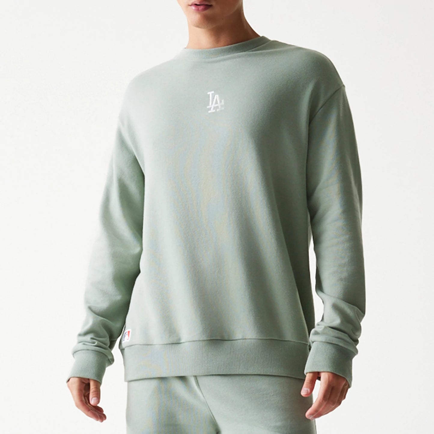 The model is wearing this MLB League Essential Midi LA Dodgers Oversized Crew Neck Sweater in pastel green. 5